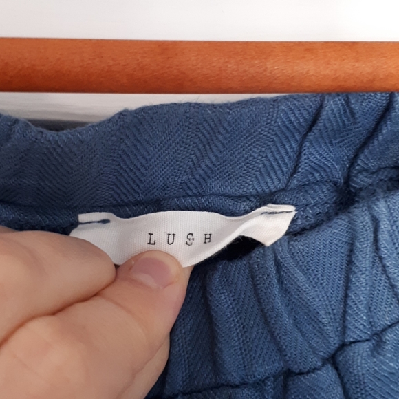 Lush linen and rayon top. Size L - Picture 2 of 3